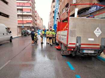 Los bomberos realizaron dos salidas por saneamiento de fachada