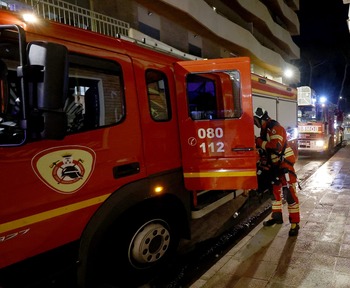 Arden dos vehículos en un taller de la carretera de Jaén