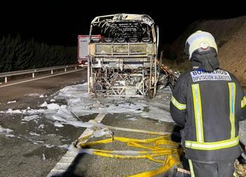 Un repentino incendio calcinó un bus en la A-30