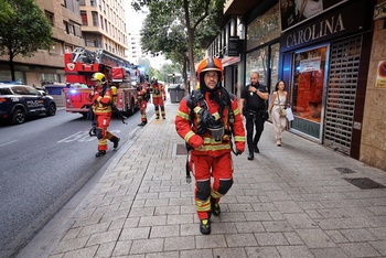 Trasladan a dos personas al Hospital por inhalación de humo