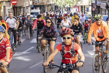 Cientos de ciclistas se suman al Paseo en 'Bici' por Albacete