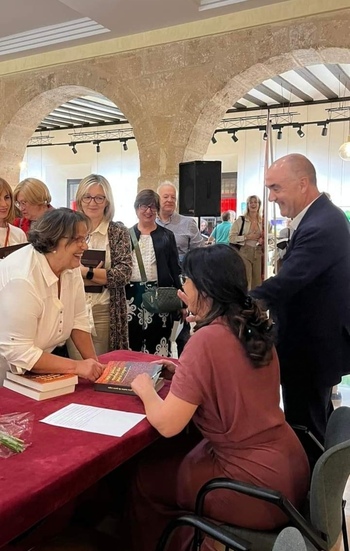 Llanos Ortiz llenó el Claustro de apodos de Villarrobledo