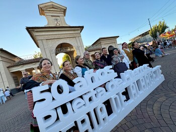 Interactuar en una foto con la Puerta de Hierros tiene premio