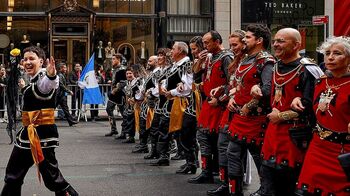 Moros y Cristianos de Almansa desfilan por la Quinta Avenida