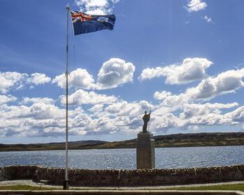 Aterriza en Malvinas el avión enviado por Defensa desde España