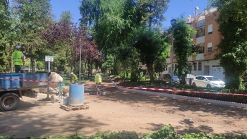 Ponen parapeto y bordillos a la vegetación del parque