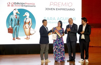 Sara Aguilar recibe el premio Joven Empresario 2024 de AJE