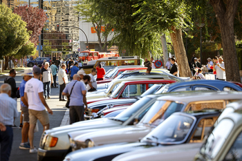 Los clásicos y antiguos toman la Avenida de Estación