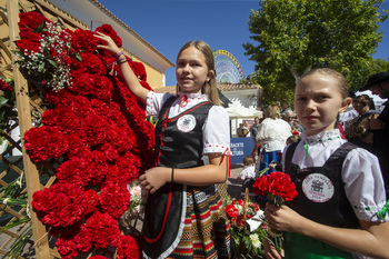 Cerca de 25.000 personas participan en la ofrenda a la patrona