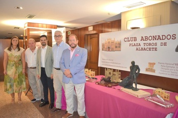 El Club de Abonados presenta sus trofeos de la Feria Taurina