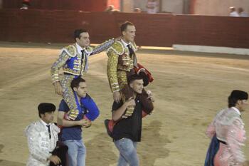 Molina y Sergio Felipe salen en hombros en Villamalea