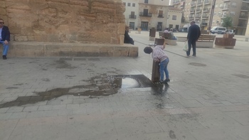 La arqueta de la fuente de la plaza  obstruida con plásticos