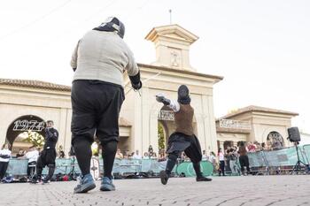 La esgrima antigua sorprende en la Feria