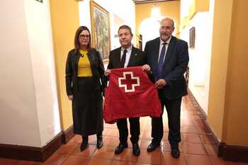 Page se presenta en las Cortes con un chaleco de la Cruz Roja