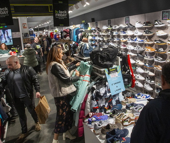 El ‘viernes negro’ llenó  los comercios de la ciudad