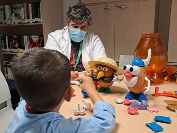 Los pacientes de Pediatría disfrutan de la Escuela de Verano