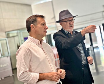 Manuel Serrano visita la muestra ‘La teoría del color’