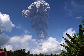 El volcán Ibu vuelve a entrar en erupción en Indonesia