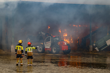 Aparatoso incendio en una nave agrícola cerca de la capital