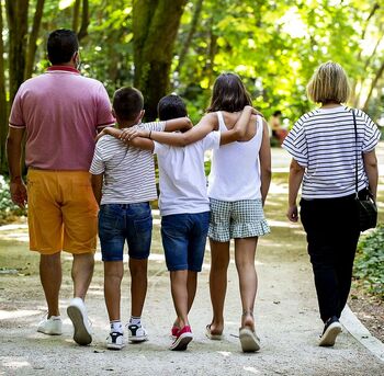 Buscan familias voluntarias para apoyar a otras en la crianza