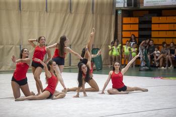 La gimnasia rítmica se exhibe en la Feria