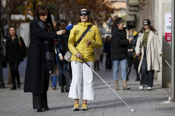 Los periodistas participan en un paseo a ciegas por la ciudad