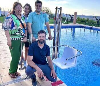 La piscina de Carcelén ya cuenta con una silla adaptada