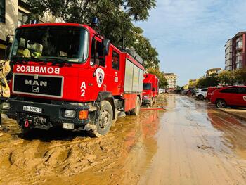 El Ayuntamiento envía tres vehículos con material a Alfafar