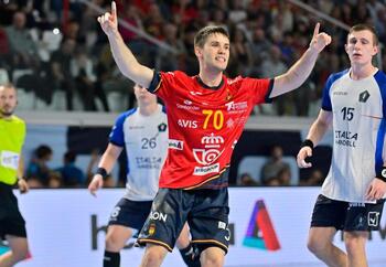 Los 'Hispanos' superan a Letonia en el camino al Europeo