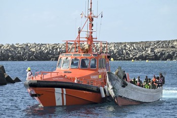 Localizan dos cayucos cerca de El Hierro y otro en Gran Canaria