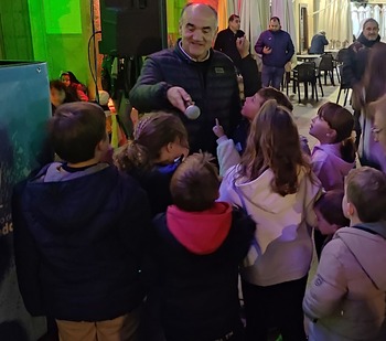 Los niños arropan la iluminación oficial del árbol de Navidad