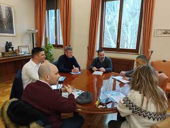 Guardias civiles y policías se reúnen con el subdelegado