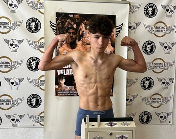 Íker Muñoz boxea en Paiporta