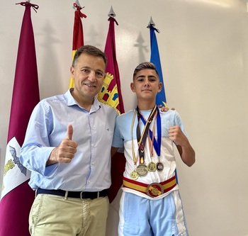 Manuel Serrano felicita al joven José Antonio Sánchez