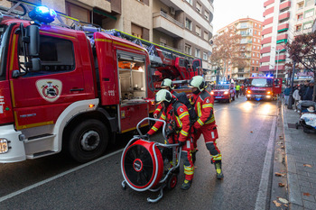 Los bomberos sofocan un incendio en un vehículo