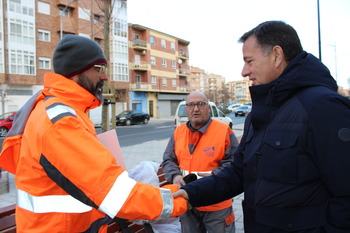 Visitan las obras de rehabilitación de la carretera de Barrax